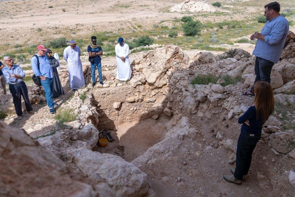 باحثون وعلماء خلال أعمال التنقيب (1) باحثون وعلماء خلال أعمال التنقيب (1)