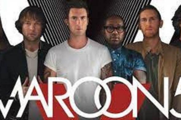 شاهد .. أعضاء فرقة Maroon 5 يزورون المتحف المصري ويلتقطون الصور