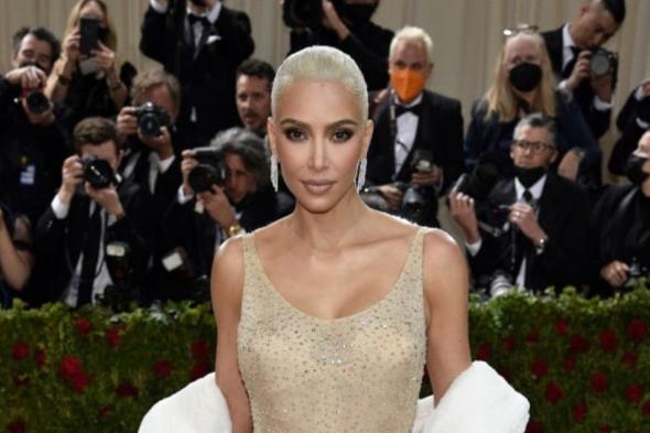 شاهد .. فستان كيم كارداشيان في الـ Met Gala لم يقفل عليها وهكذا كان مفتوحا من الخلف طيلة السهرة -بالصورة