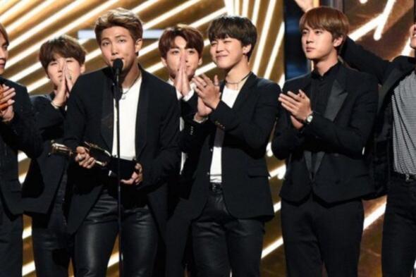 شاهد .. عضو فرقة BTS يرفض التأجيل ويلتحق بالخدمة العسكرية