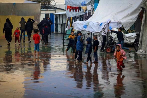 شاهد .. نهر الألم في غزة لا يتوقف.. فلسطيني يحمل جثة طفلة وسط مياه الفيضانات