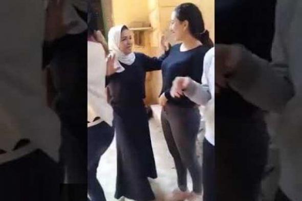 تسريب مقطع فيديو لطالبة بوصلة رقص مثيرة داخل أحد الفصول الدراسية (فيديو)