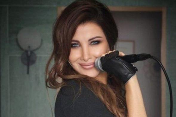 شاهد .. نانسي عجرم متألقة بفستان طويل وضيق.. وهكذا نسقت إطلالتها