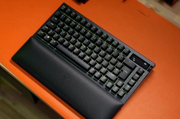 هذا قد يكون أفضل كيبورد على الإطلاق! اكتشف Razer BlackWidow V4 PRO 75 المذهل الذي سيغير تجربة الكتابة لديك!